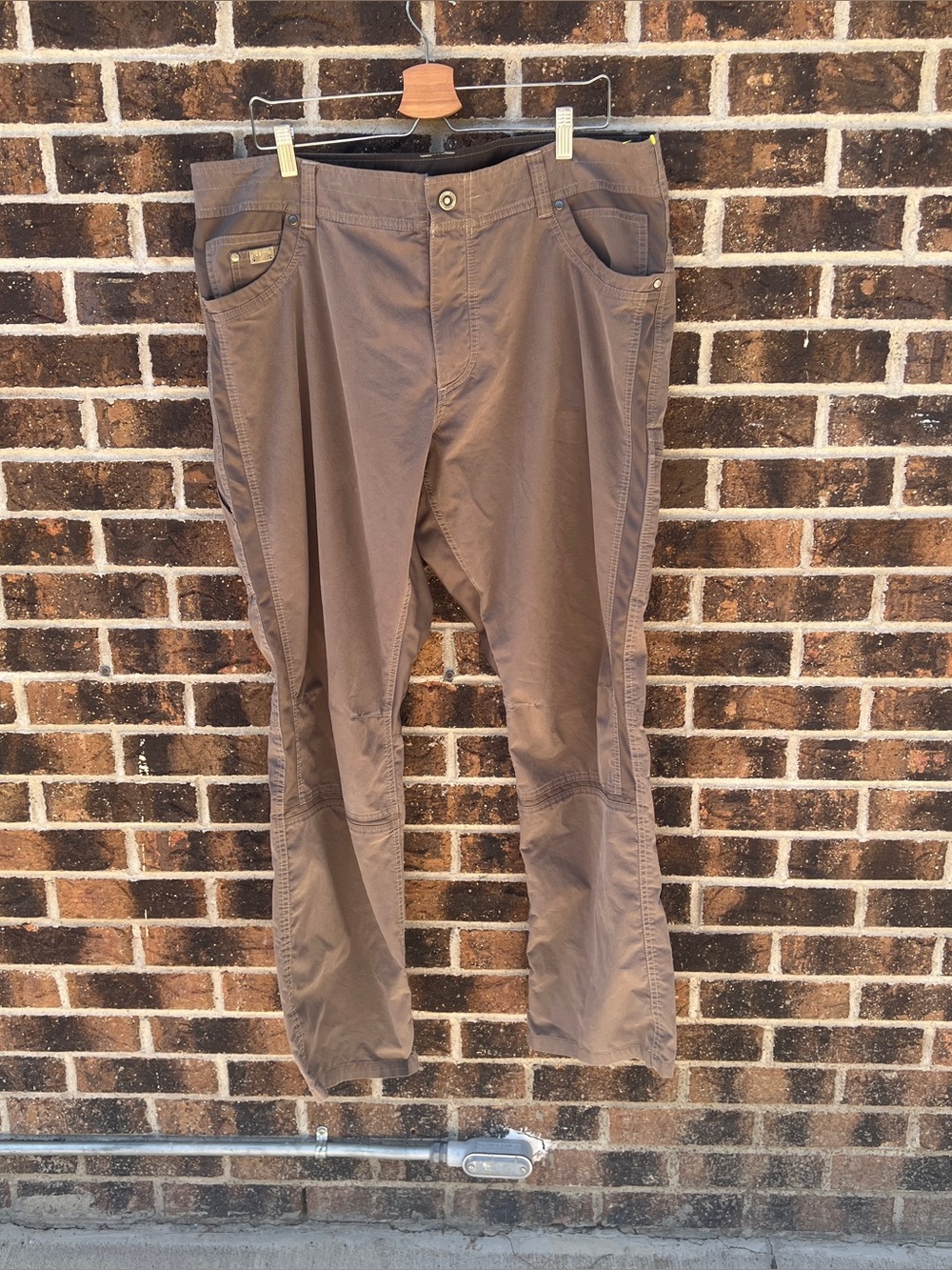 Kuhl RADIKL Men's Lightweight and technical with inset stretch panels 40x32